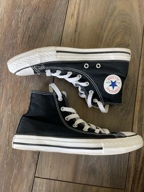 Converse Chuck Taylor AllStar hightop sneakers classic black&white big kid size3